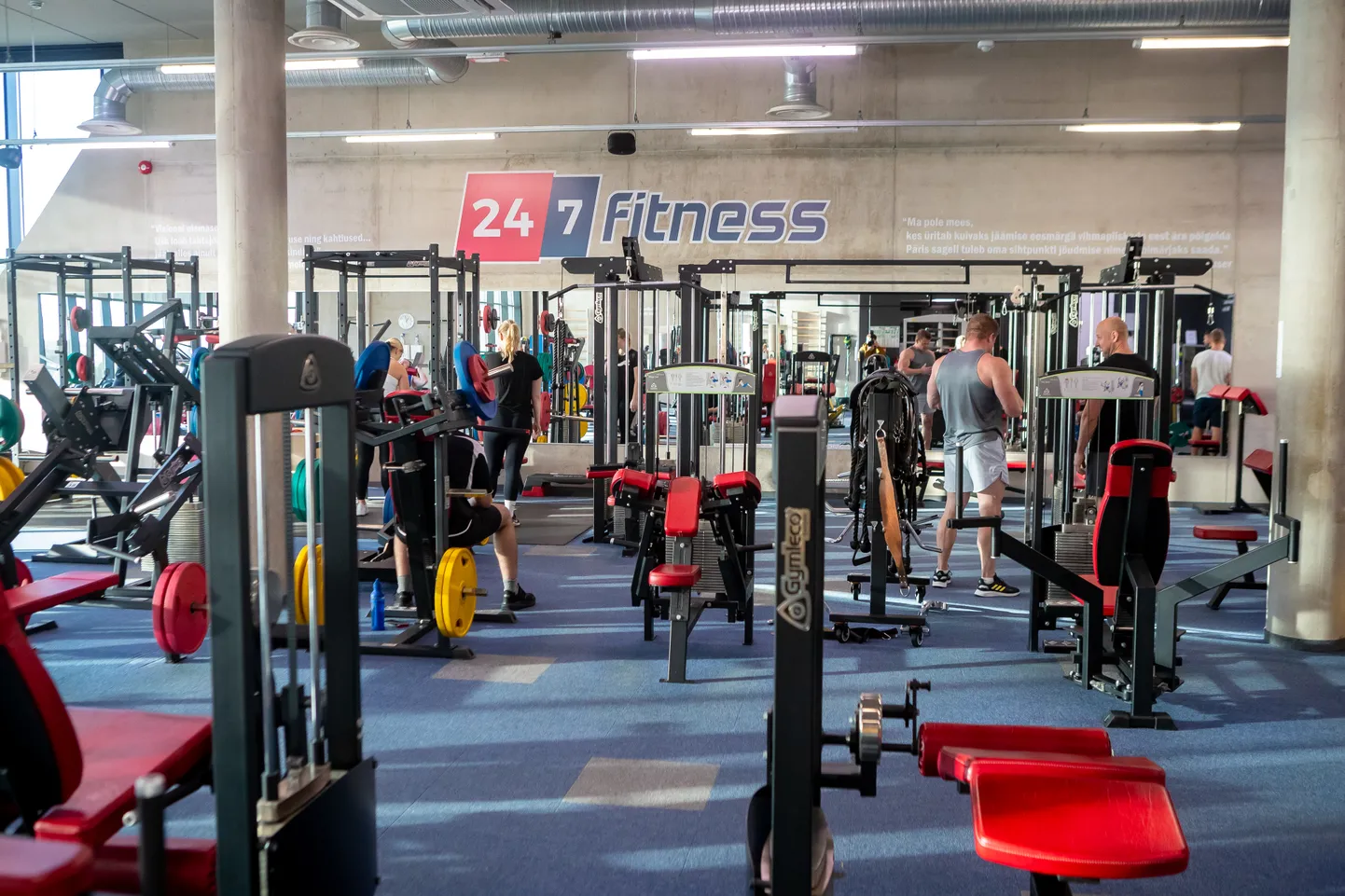 KURESSAARE 24-7 FITNESS paistab üle Eesti silma keskusest avaneva maalilise vaatega. “Veised, meri, saar, autod jne – sellist asja ei näe kusagil,” lausus Andrus Murumets.
