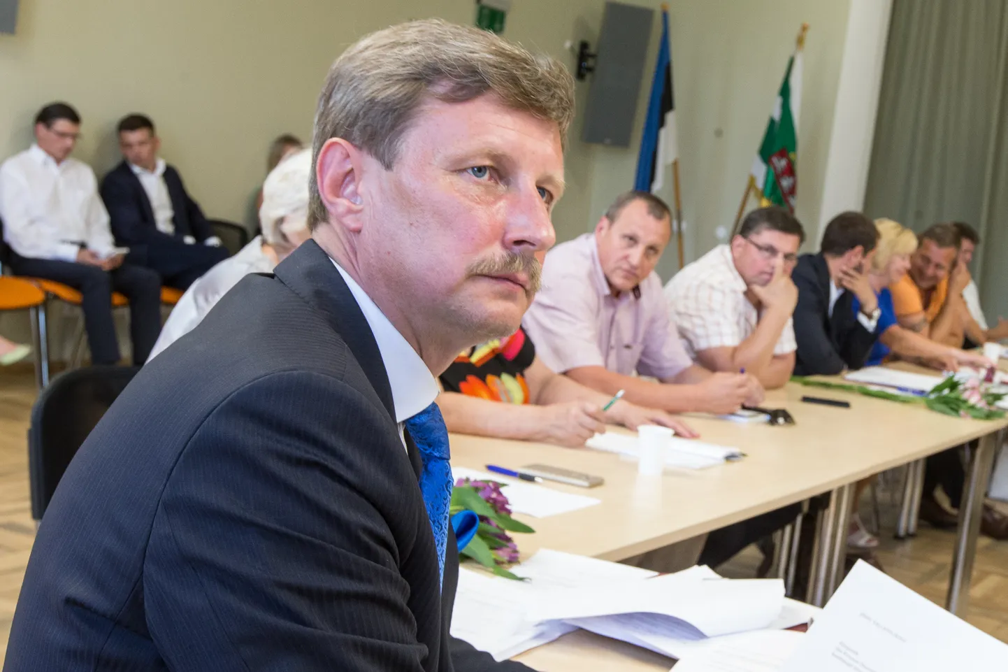 Eduard Eastile esitati umbusaldusavaldus, süüdistades teda isiklike huvide eelistamises valla omadele.