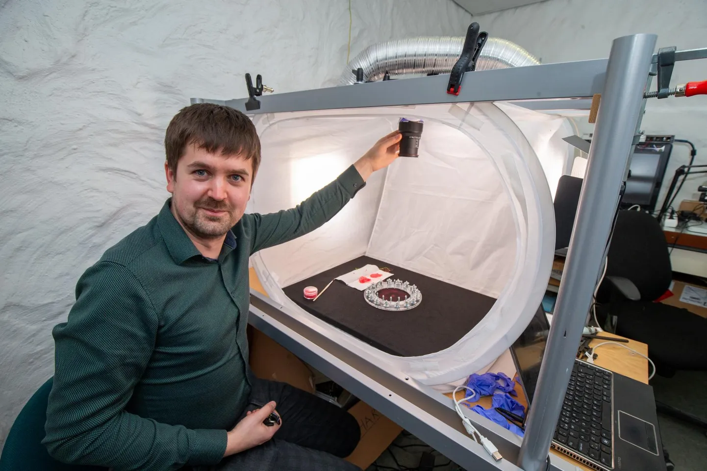 Niisuguses laboris püütakse robotemakakaela avanemist katsetada. Indrek Must osutab objektiivile, sest katsetuste käigus aset leidvad materjali muutused tuleb kindlasti üles filmida.