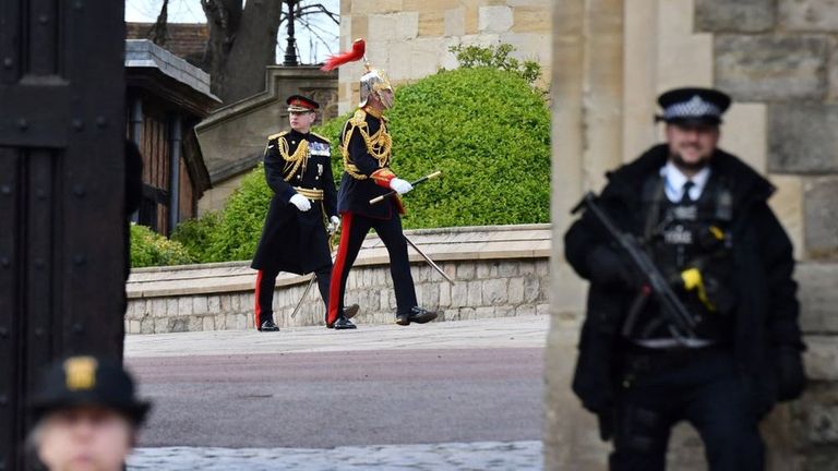 Солдаты королевских полков в парадной форме во дворе Виндзорского замка после репетиции похорон принца Филиппа.