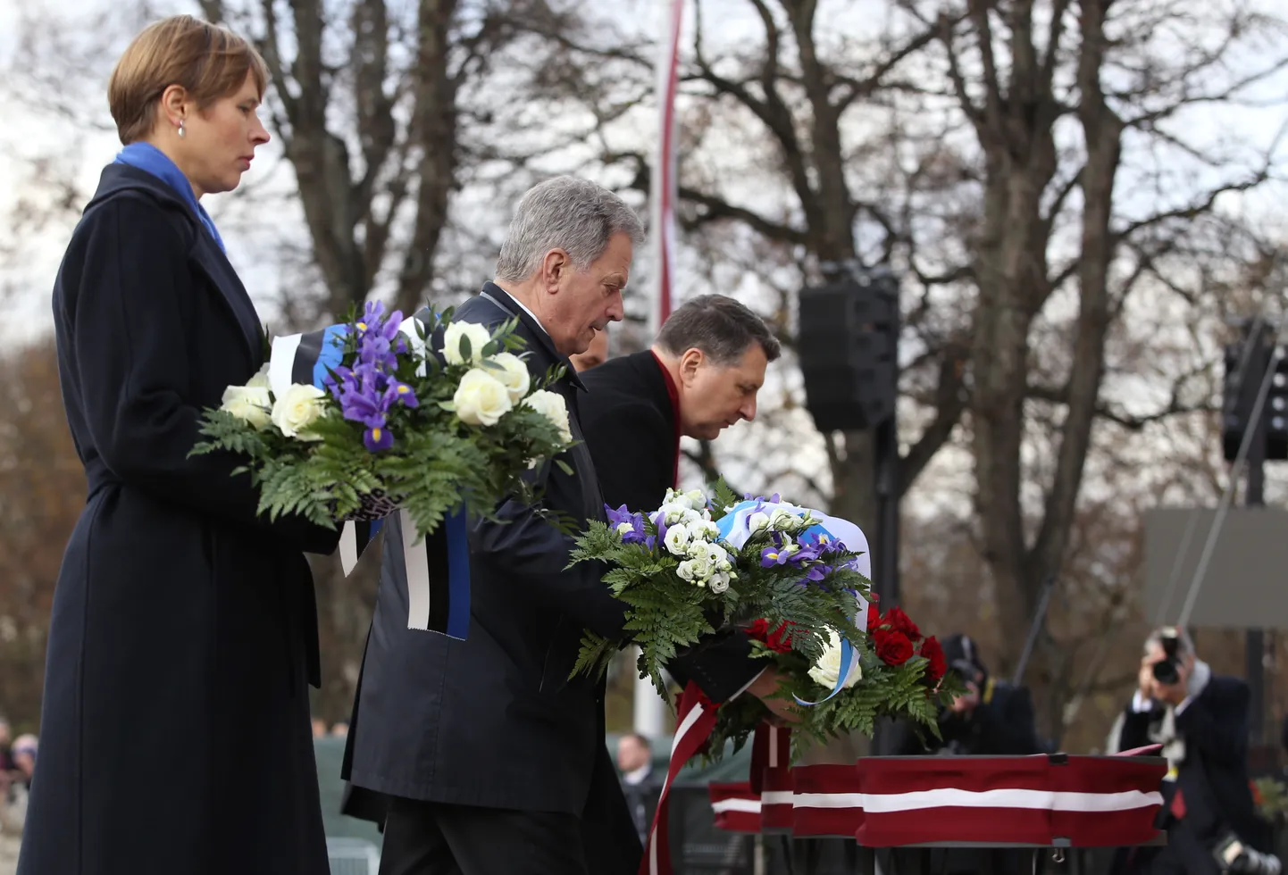Igaunijas prezidente Kersti Kaljulaida, Somijas prezidents Sauli Nīniste un Latvijas prezidents Raimonds Vējonis piedalās svinīgajā ziedu nolikšanas ceremonijā pie Brīvības pieminekļa par godu Latvijas proklamēšanas 100.gadadienai.