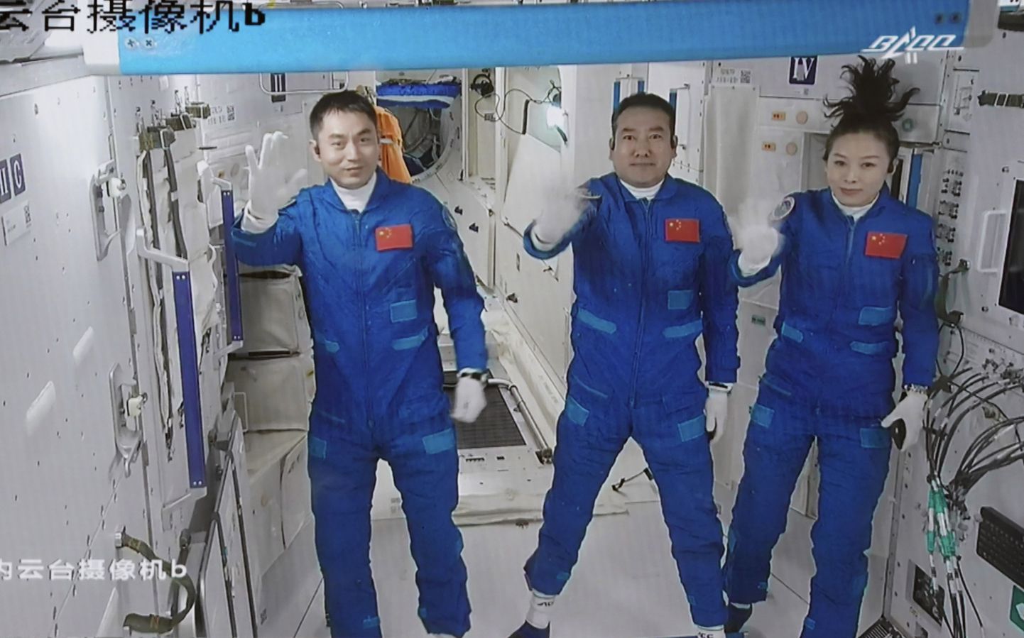 Экипаж из трех человек - командир корабля Чжай Чжиган, женщина-тайконавт Ван Япин и тайконавт Е Гуанфу, для которого это будет первый полет в космос, - должен проработать на орбите шесть месяцев.