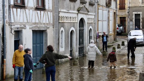 FOTO ⟩ Spēcīgas vētras dēļ Francijā tūkstošiem mājsaimniecību palikušas bez elektroapgādes