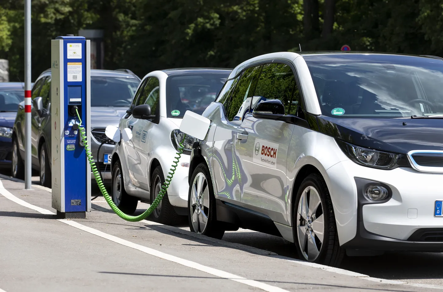 Elektromobiļi akumulatoru uzlādes punktā