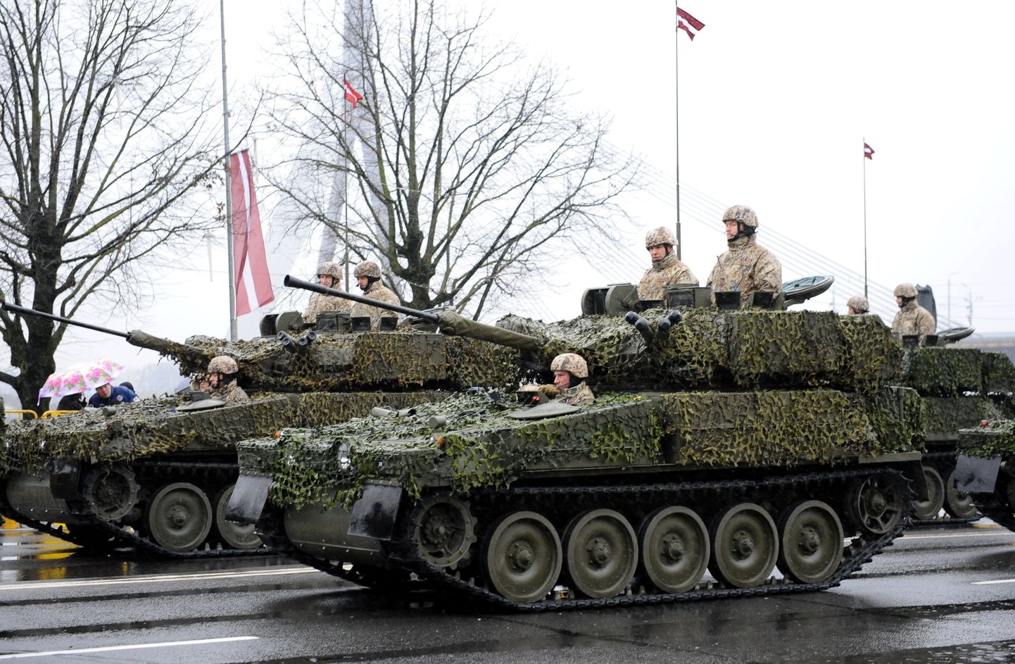 Военный парад в честь 98-летия Латвии на набережной 11 ноября