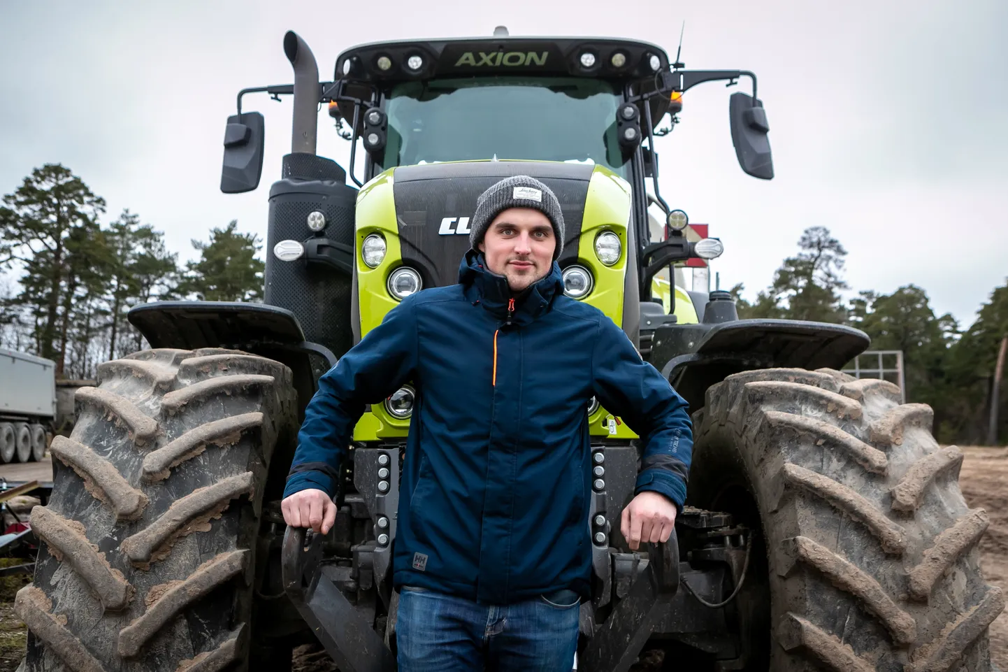 KÄRLA ÜHISTU VÕIMSAIM TRAKTOR 400-hobujõuline CLAAS on Kärla
põllumajandusühistu uusim ja võimsaim traktor. Agronoom Kusti Aavik 
ütles, et kui maa vähegi taheneb, minnakse sellega põldudele läga laotama.