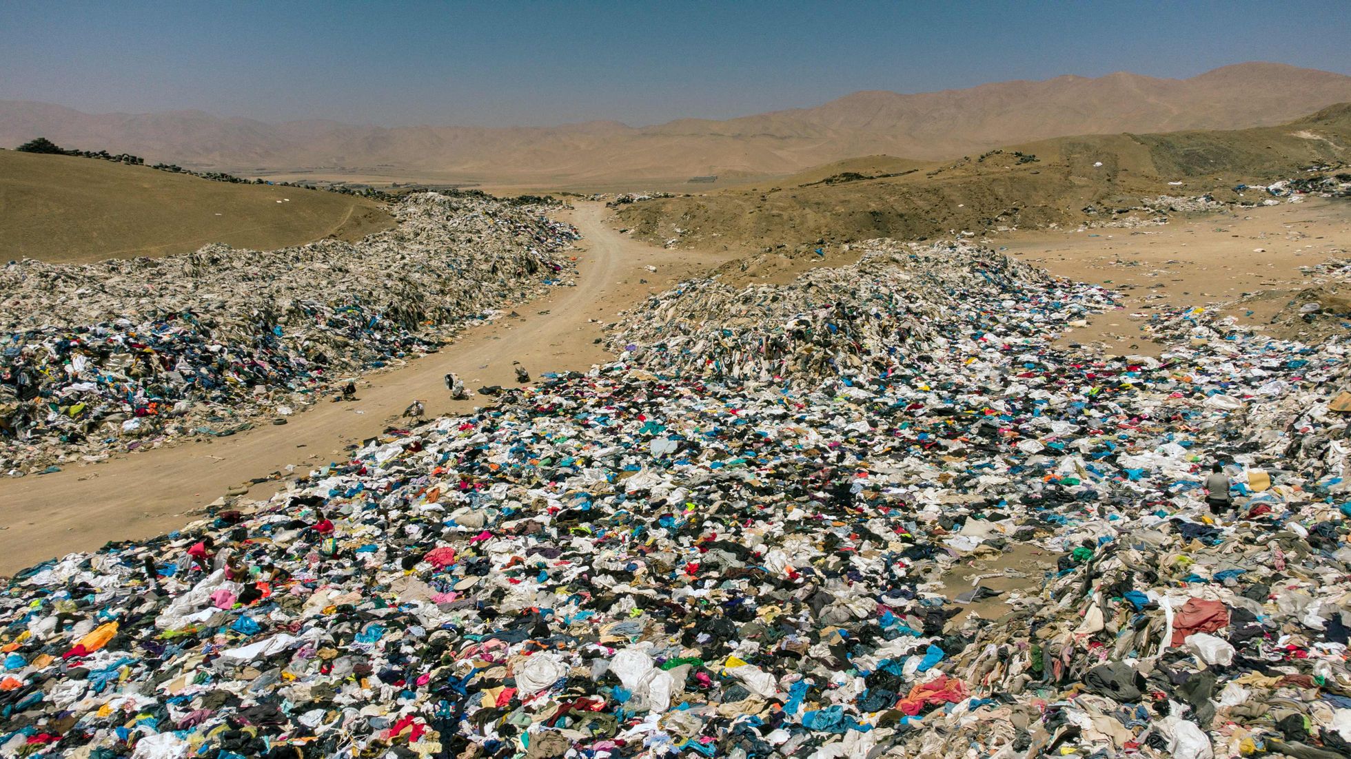 Vaade Tšiili Atacama kõrbest, millest on saanud riiete surnuaed.