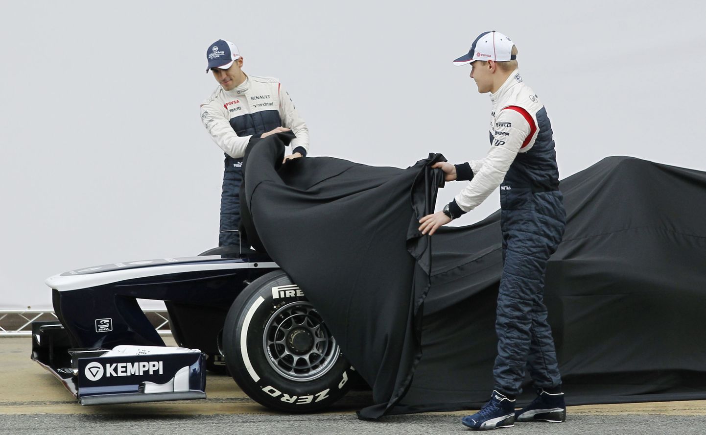 Williamsi vormel-1 meeskonna piloodid Pastor Maldonado (vasakul) ja Valtteri Bottas tiimi masinat esitlemas.
