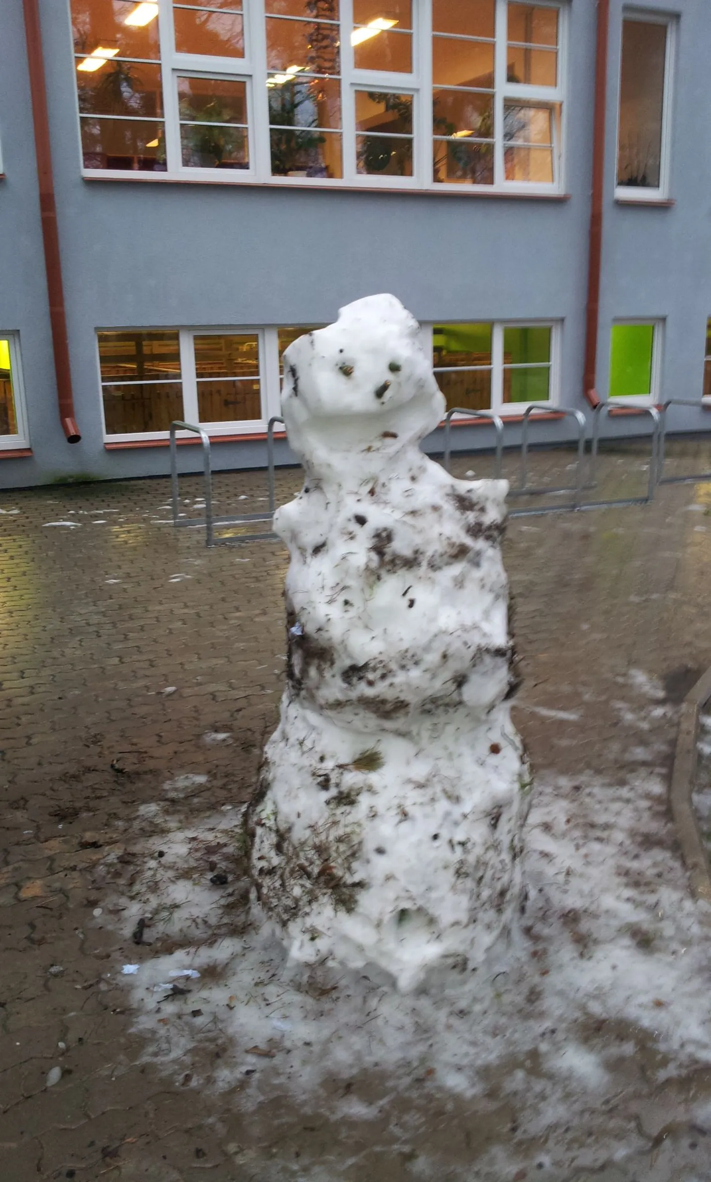 Rääma kooli valvas lumememm.