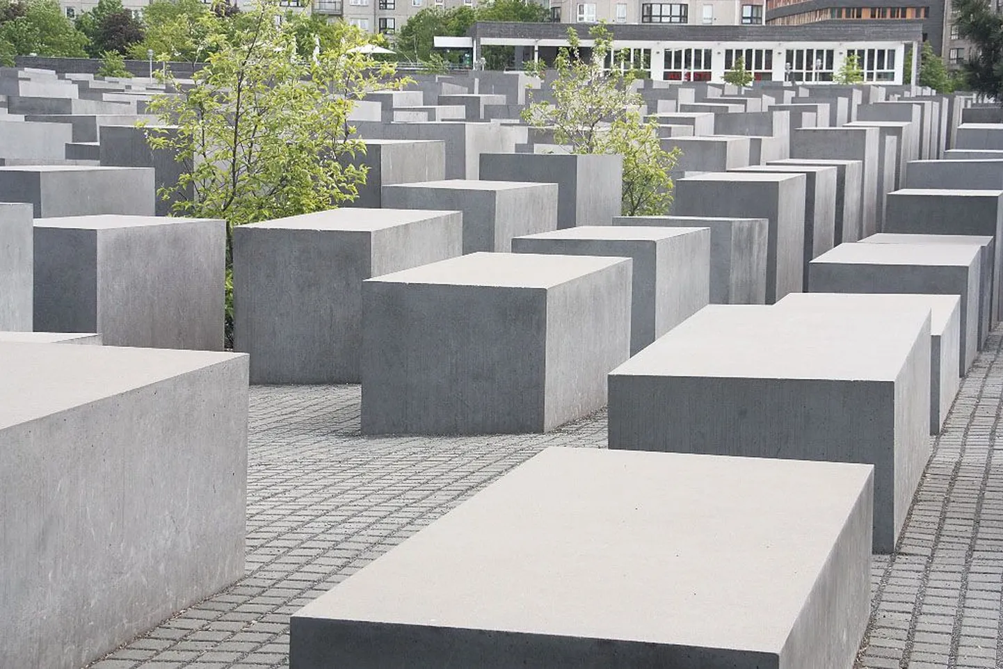 Mälestusmärk “Stelenfeld” (avatud 2005) Euroopas mõrvatud juutidele Berliinis Brandenburgi värava läheduses. Siin mälestatakse kuni kuut miljonit natsionaalsotsialistide ohvrit. Mälestuskompleksi autor on Peter Eiseman, maa all on informatsioonikeskus, kuhu on huvilistel vaba sissepääs. Püsinäitus räägib Eesti juutide saatusestki.