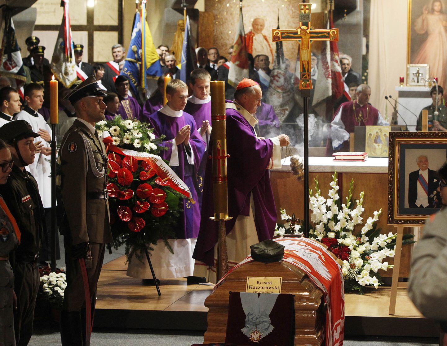 Poola viimase eksiilpresidendi Ryszard Kaczorowski matusetseremoonia Varssavi Jumaliku Ettenägelikkuse kirikus.