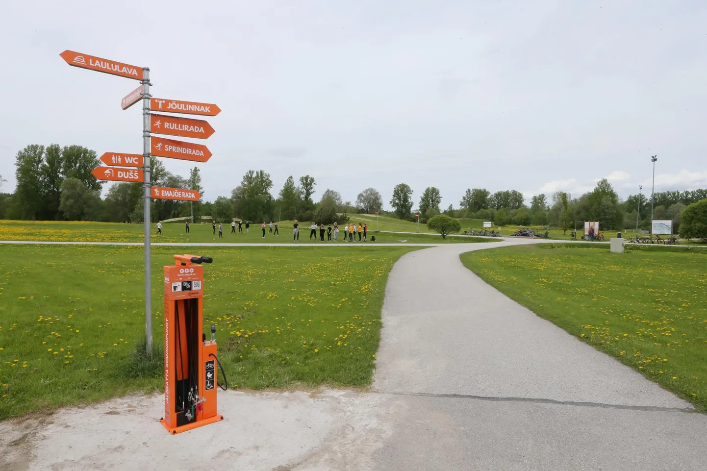 Rattaparanduspunkt asub Tähtvere spordipargi laululavapoolsel küljel.