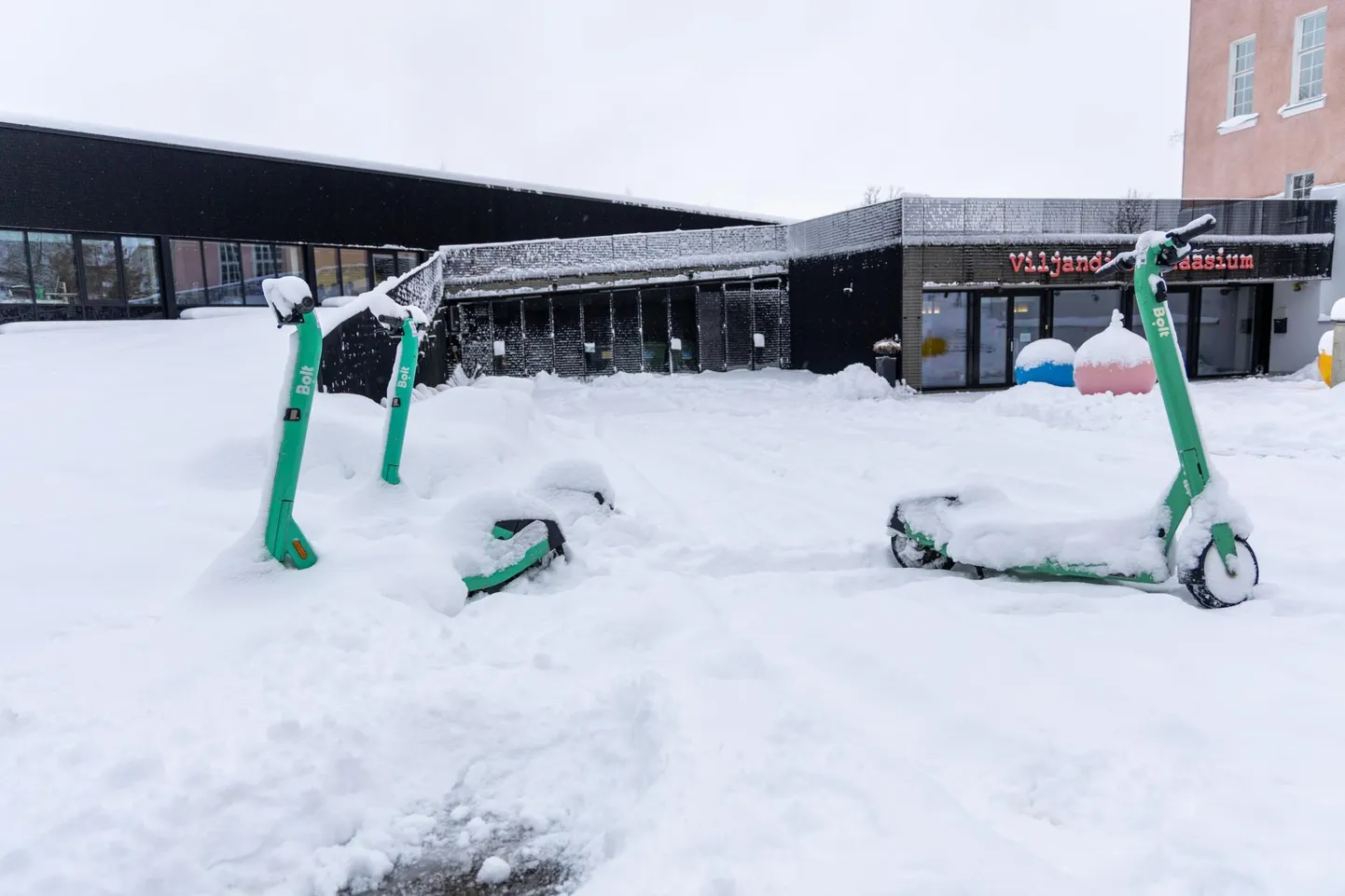 Tõukeratastest enam ilmselt abi pole, sest lund on nende väikeste rataste jaoks liiga palju.