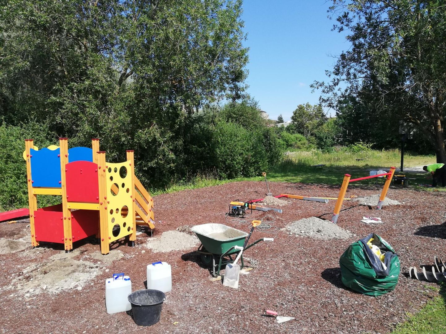 Üks kolmest praegu Rakvere linnas renoveeritavast laste mänguväljakust asub Suve tänaval.
