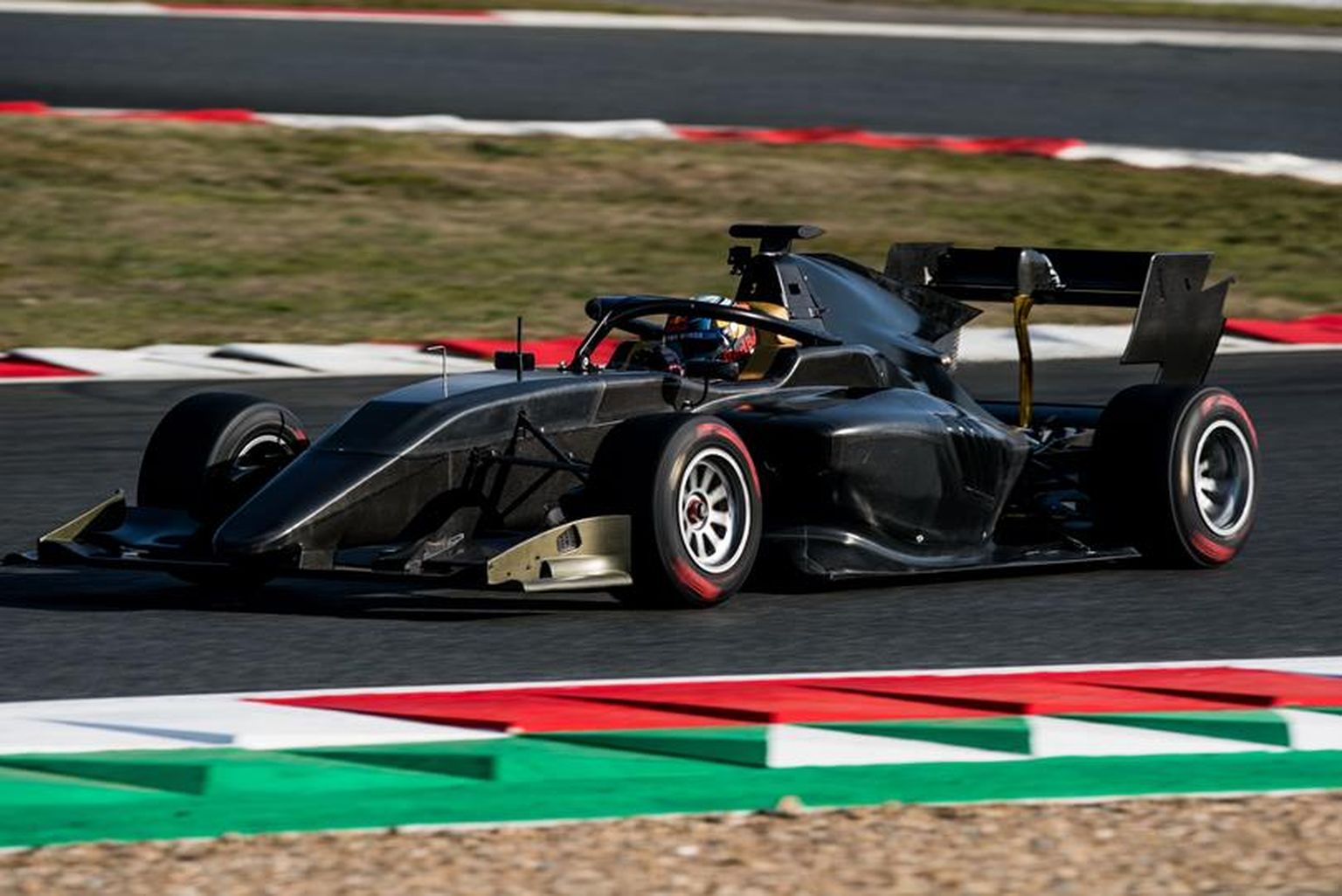 Jüri Vips sai Prantsusmaal esmakordselt uut F3-masinat proovida.