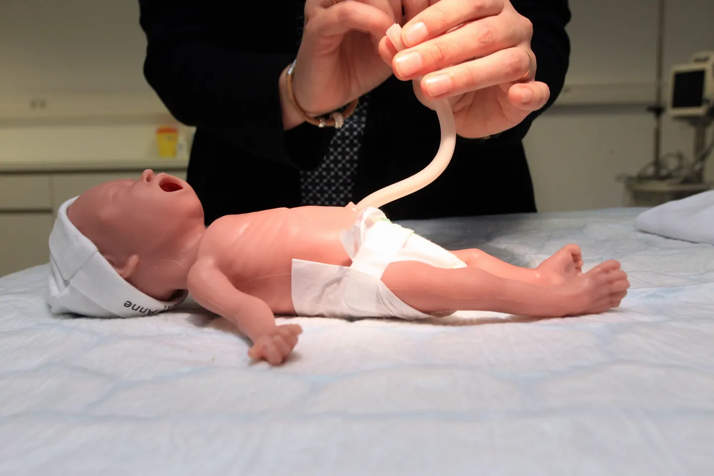 Tartu tervishoiu kõrgkooli ämmaemandate simulatsioonikeskuses sünnitoas näeb ka väikest beebit kujutavat õppevahendit.