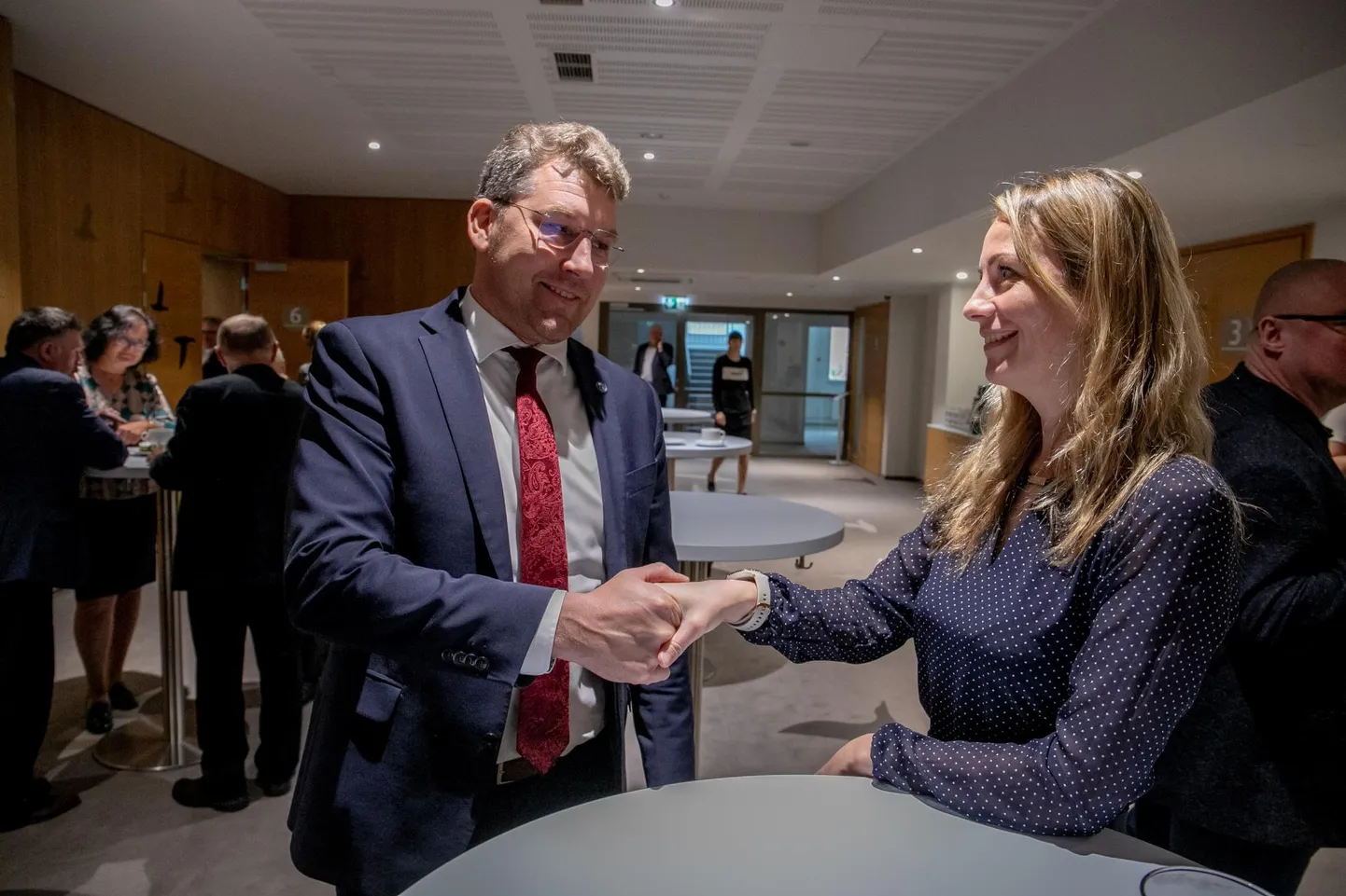 Kui Ingrid Teder Pärnu linnavolikogu esimehe Andres Metsoja töövarjuks hakkas, ei osanud ta oodata, et tööpäev kestab üle 13 tunni.