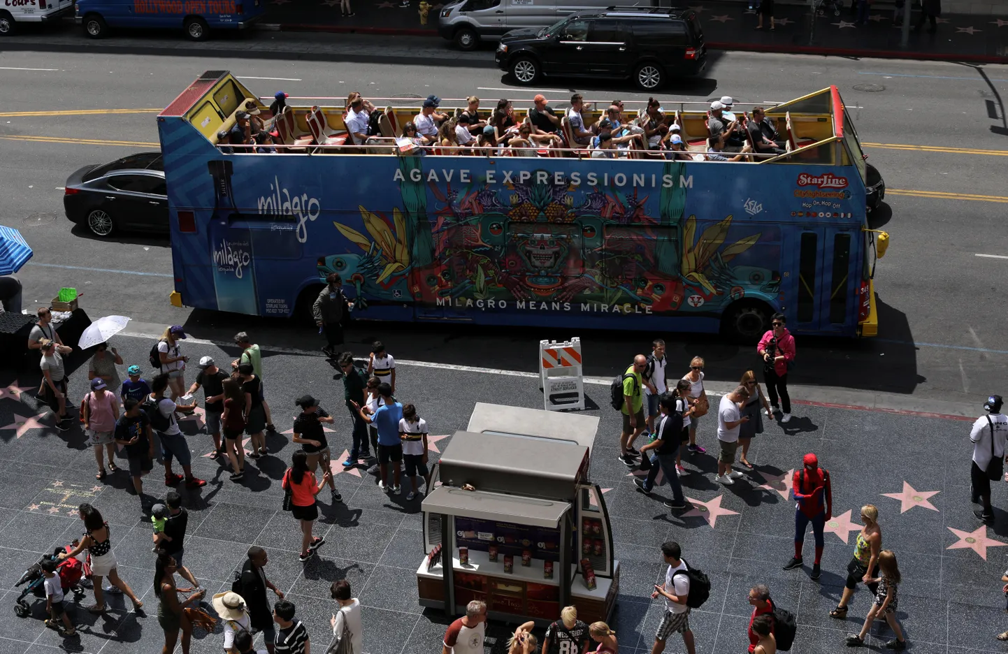 Turistid  suundumas Hollywoodis bussituurile. Foto on illustratiivne.
