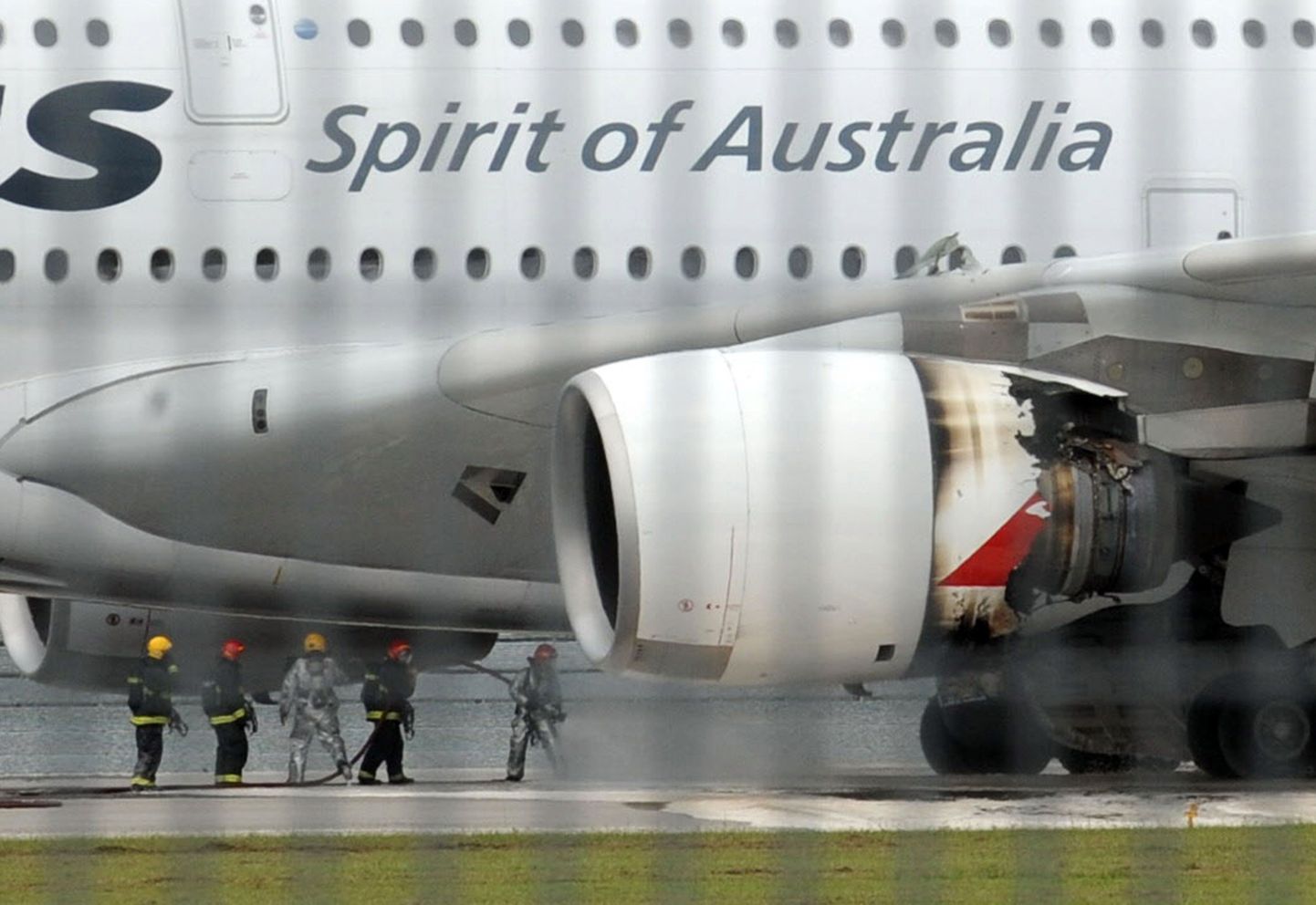 У самолета А380 возникли проблемы с двигателем.