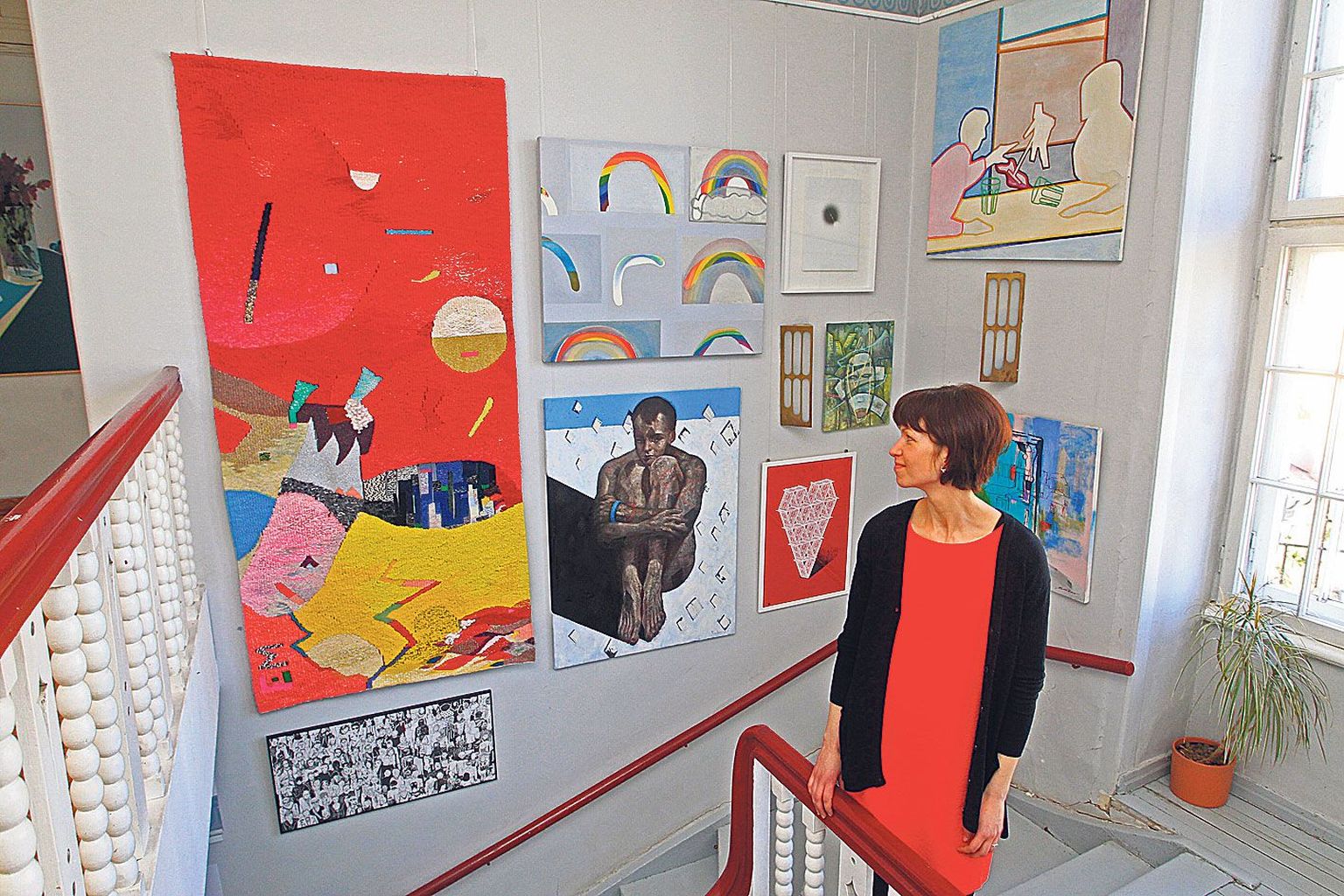 Liina Raus tutvustab oksjoninäituse töid, mille hulgas on kõige suurem (222 x 108 cm) Eva Mustoneni gobelään «Harjutus» (ülal vasakul).