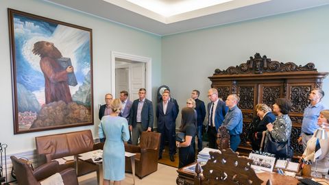 Kaja Kallas rääkis oma kabinetis oleva Jüri Arraku maali saamisloo