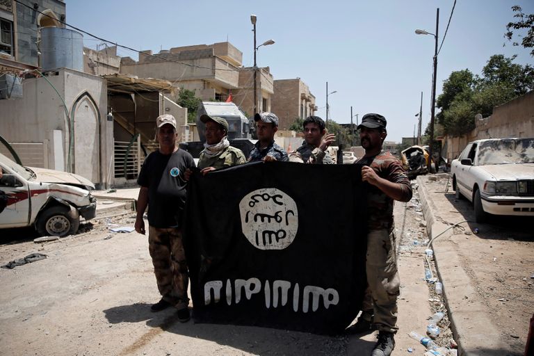 Iraagi sõdurid hoidmas juulis 2017 Islamiriigilt tagasi vallutatud Mosulis selle terrorirühmituse lippu