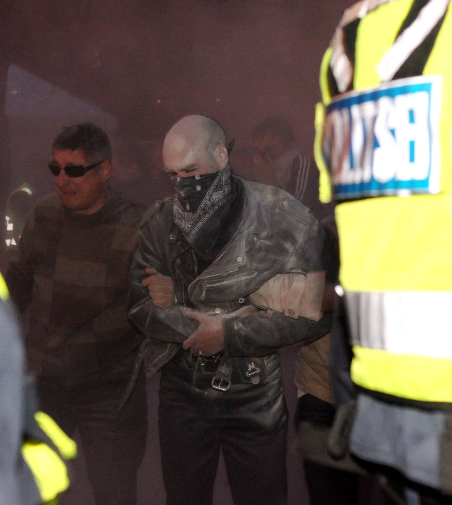 Pronksöö ajal tuli politseil meeleavaldajaid ohjata nii Tallinnas kui Jõhvis.
