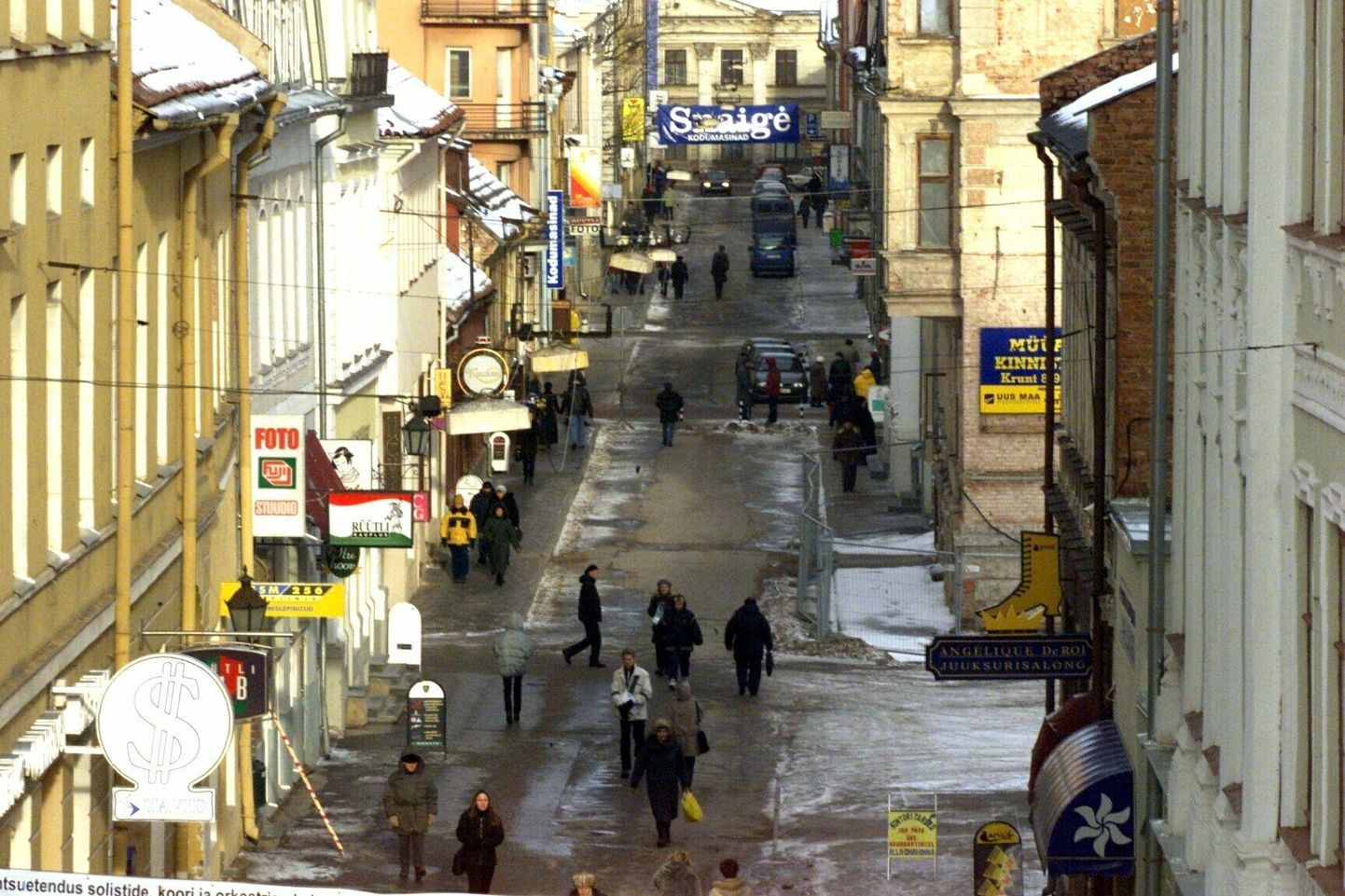 Rüütli tänav 31. jaanuaril aastal 2000 – äri äris kinni.