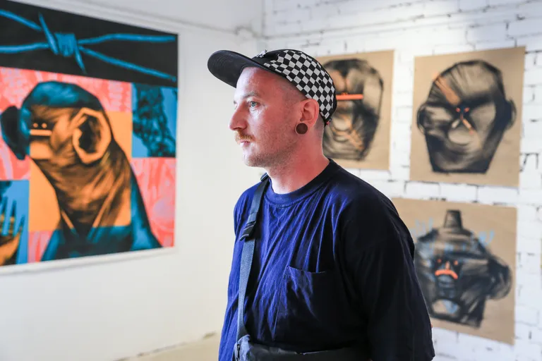 Anton Hudo ja tema tööd «Poeet tule all» Typa galeriis.