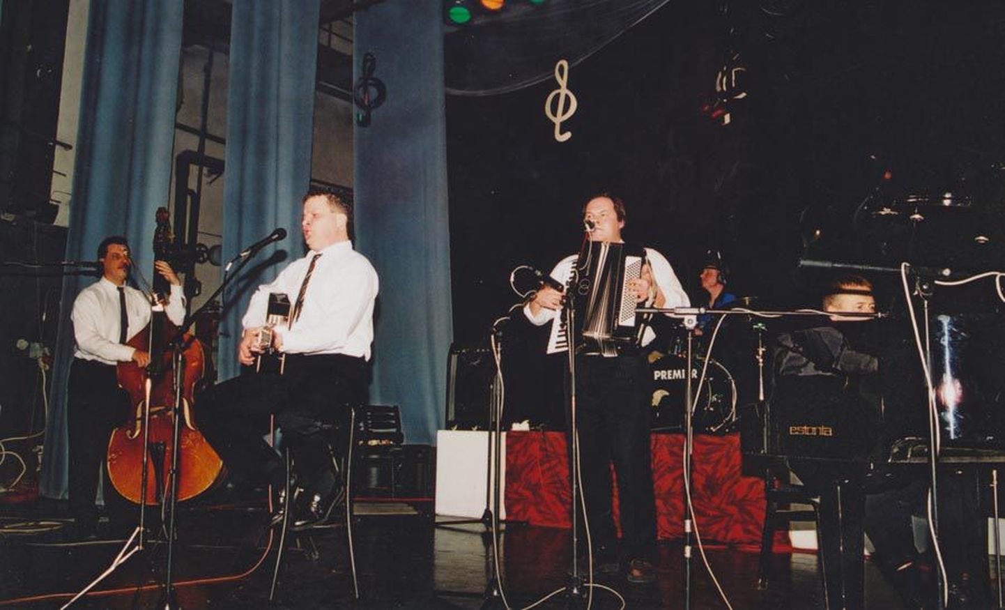 Bändimeestel sai elektripillidest kõrini. Günfi liikmed vahetasid süntesaatori ja basskitarri akordioni ja kontrabassi vastu.