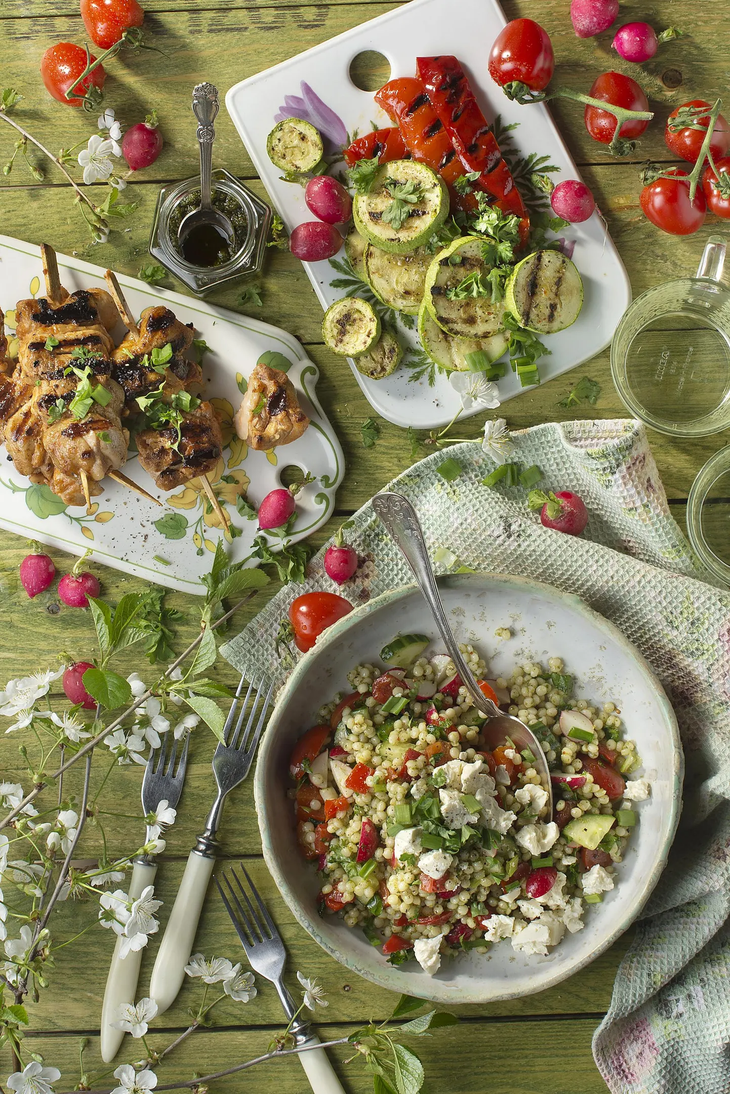 Isuäratavalt värviline pärlkuskussisalat pesto ja suverohelisega. FOTO: Jaan Heinmaa