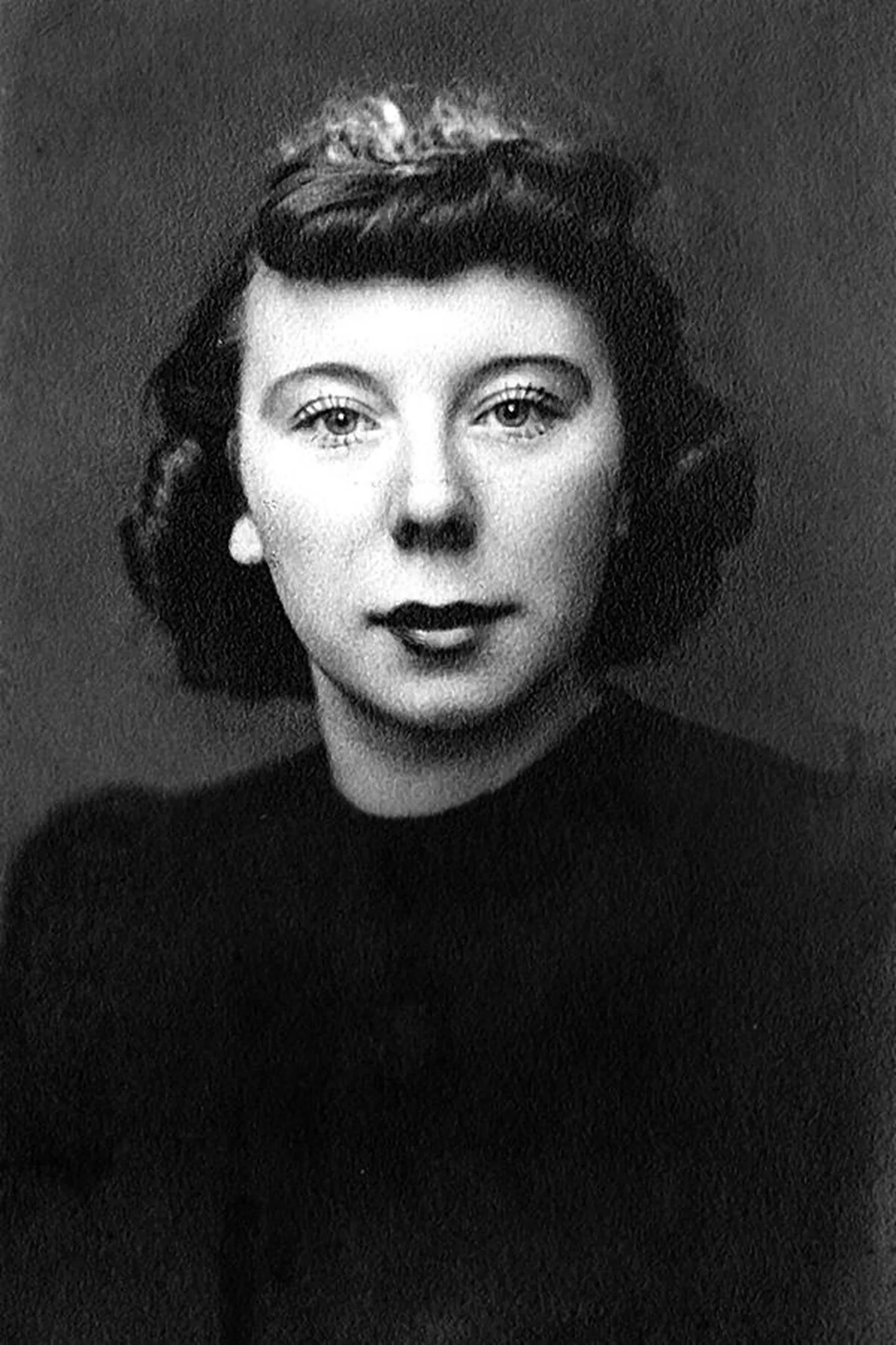1940: pilt on tehtud leeriskäimise ajal Tallinnas Karja tänava fotograafi juures. Kuigi Leida palus, et pilti ei retušeeritaks, joonistati talle ikkagi suured ripsmed külge.