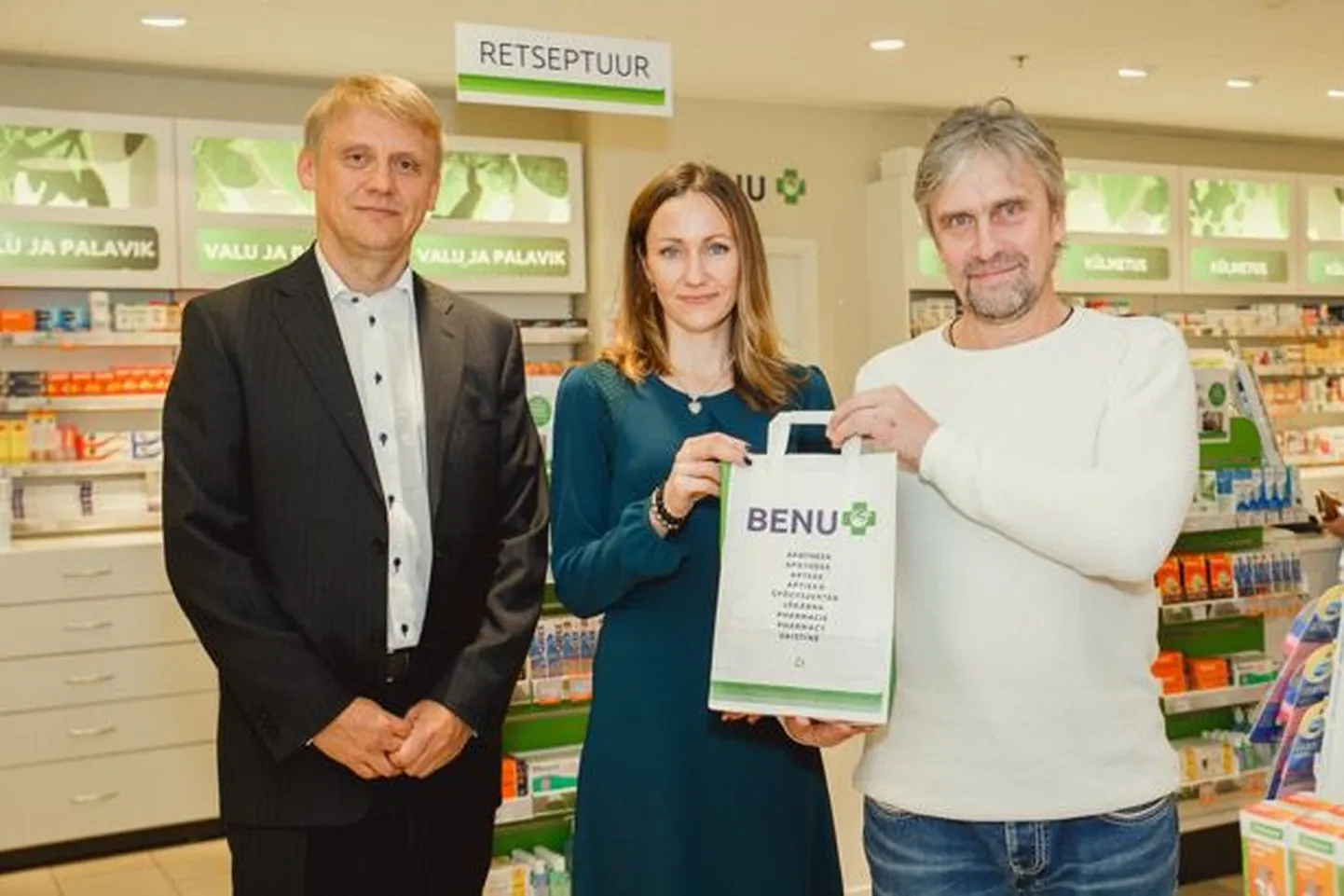 «Tee head» kampaania patroon Allar Levandi, Dharma juhatuse esimees Tarmo Keskküla ja BENU Apteekide jaemüügidirektor Kaidi Kelt.