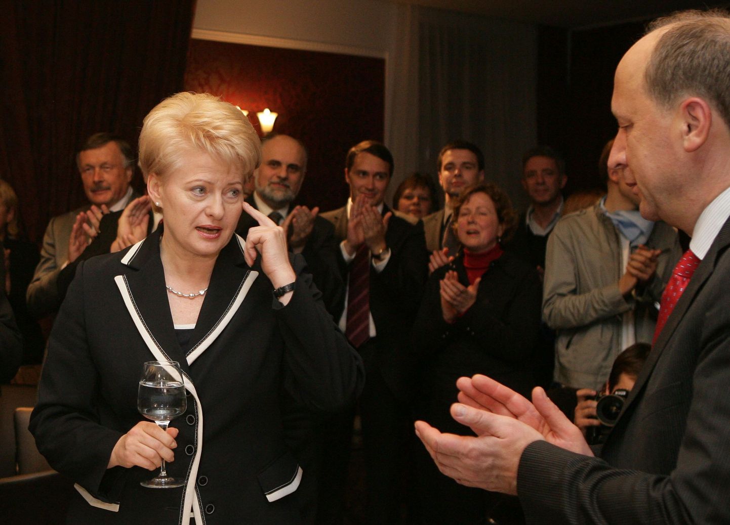 Enne Leedu presidendiks valimist ELi eelarvevoliniku kohta hoidnud Dalia Grybauskaite avaldas kahtlust peaminister Andrius Kubiliuse (paremal) liiga optimistliku eelarvekava üle.