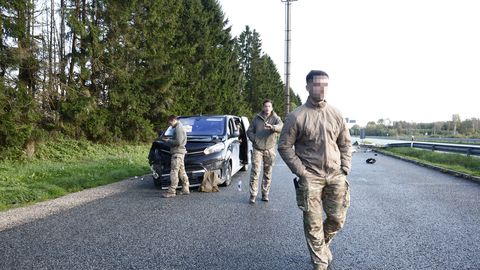 FOTOD ⟩ Prantsuse sõdurite mikrobuss rammis teepiiret