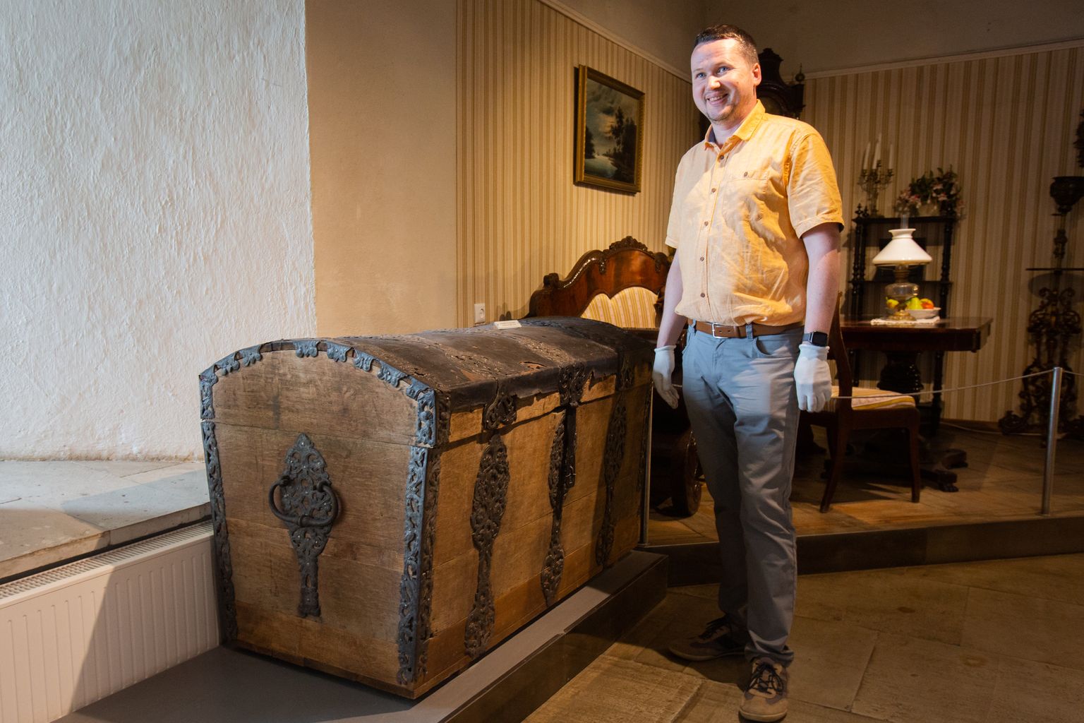 REISIKIRST. Reisimine polnud kerge: see tõlla tagaseinale kinnitatav reisikohver on Priit Kivi sõnul 400 aastat vana.