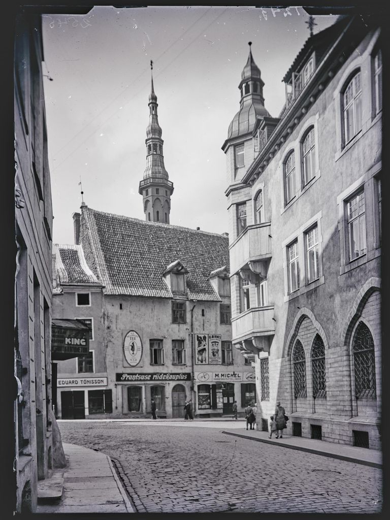 Вид на здание банка Шееля (справа) со стороны улицы Суур-Карья (1930-е годы).