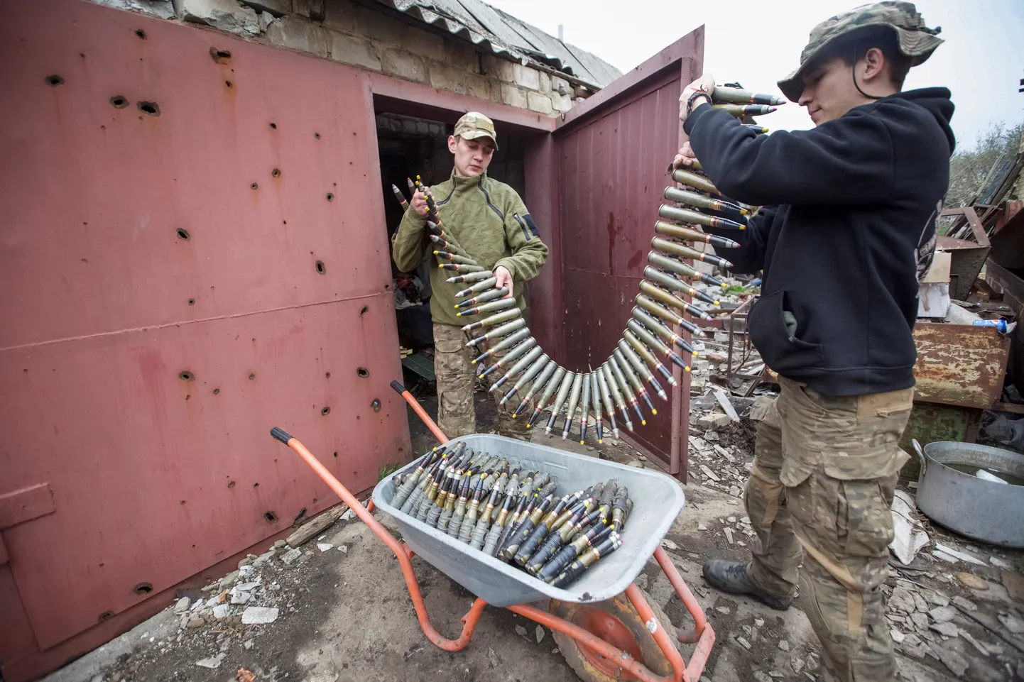 Ukraina sõdurid laskemoonaga positsioonide lähistel Bahmuti juures.