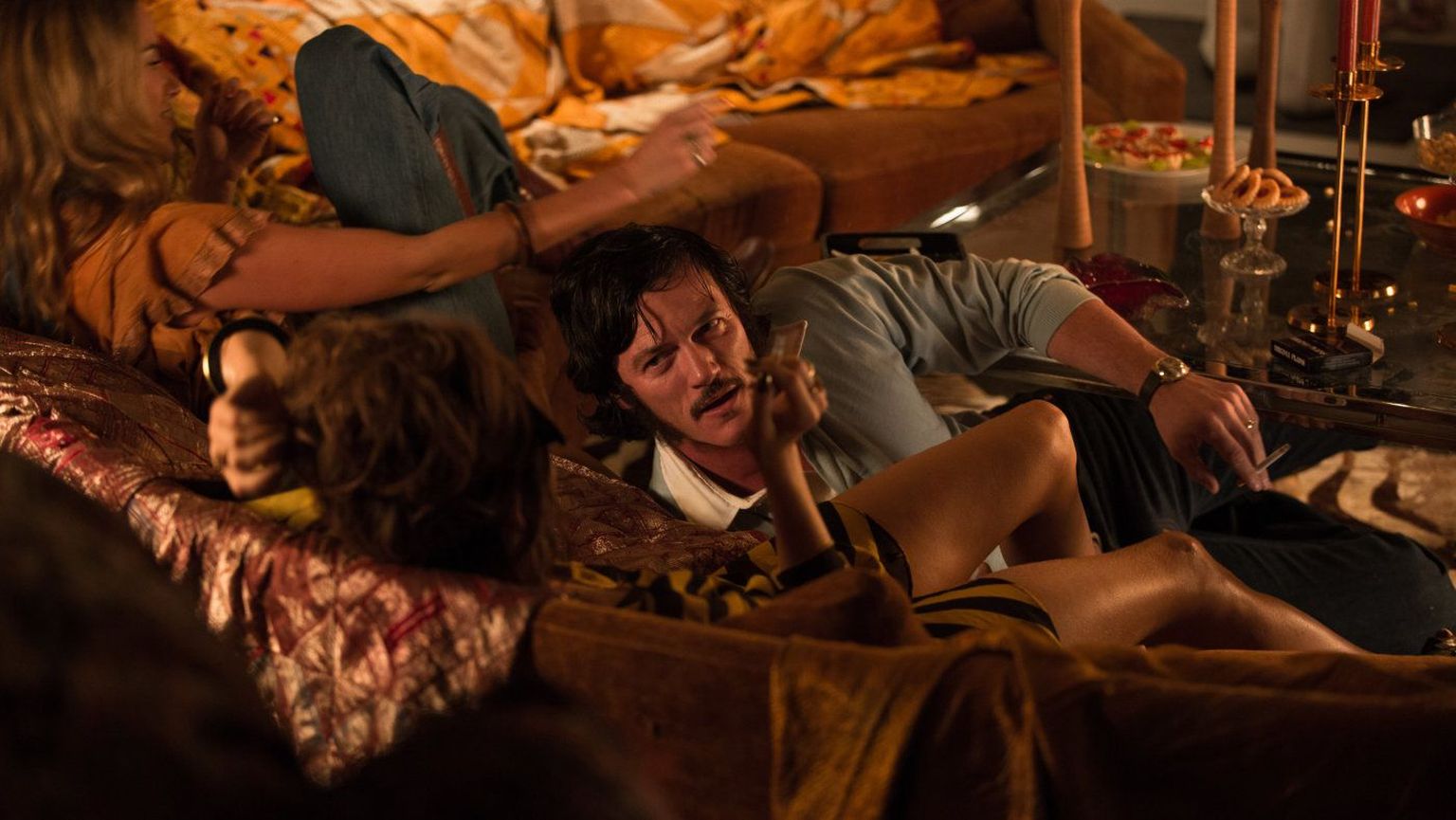 Õige pea kisub Wilder (Luke Evans) end hedonistlikust püherdamisest välja, et täiel rinnal revolutsioonile pühenduda.