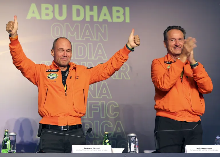 Päikeselennuki eestvedajad Bertrand Piccard ja Andre Borschberg pärast maandumist Foto:Scanpix