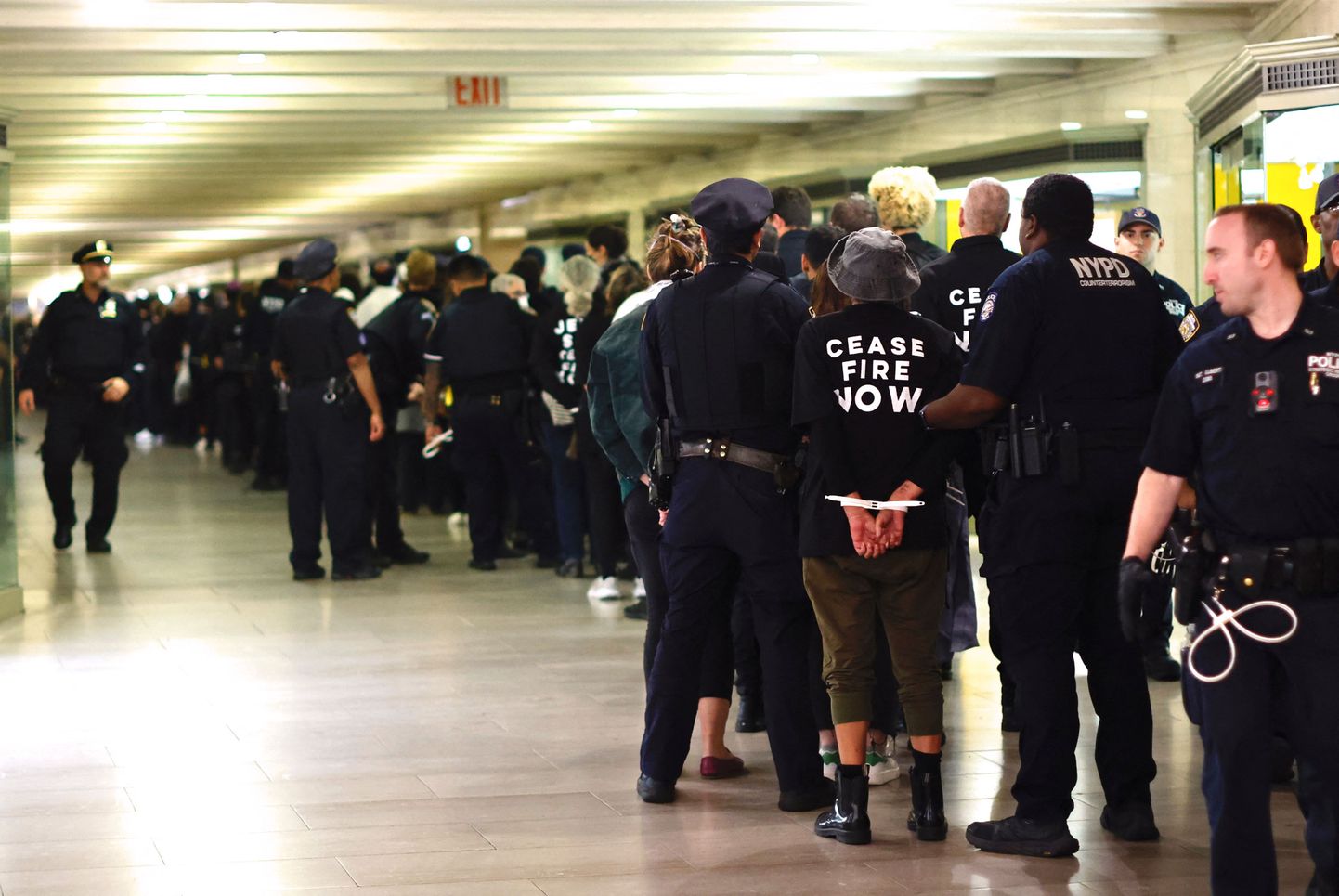 New Yorgi politsei vahistas Grand Centrali raudteejaamas mitusada juuti, kes avaldasid meelt Iisraeli pommirünnakute vastu Gazale.