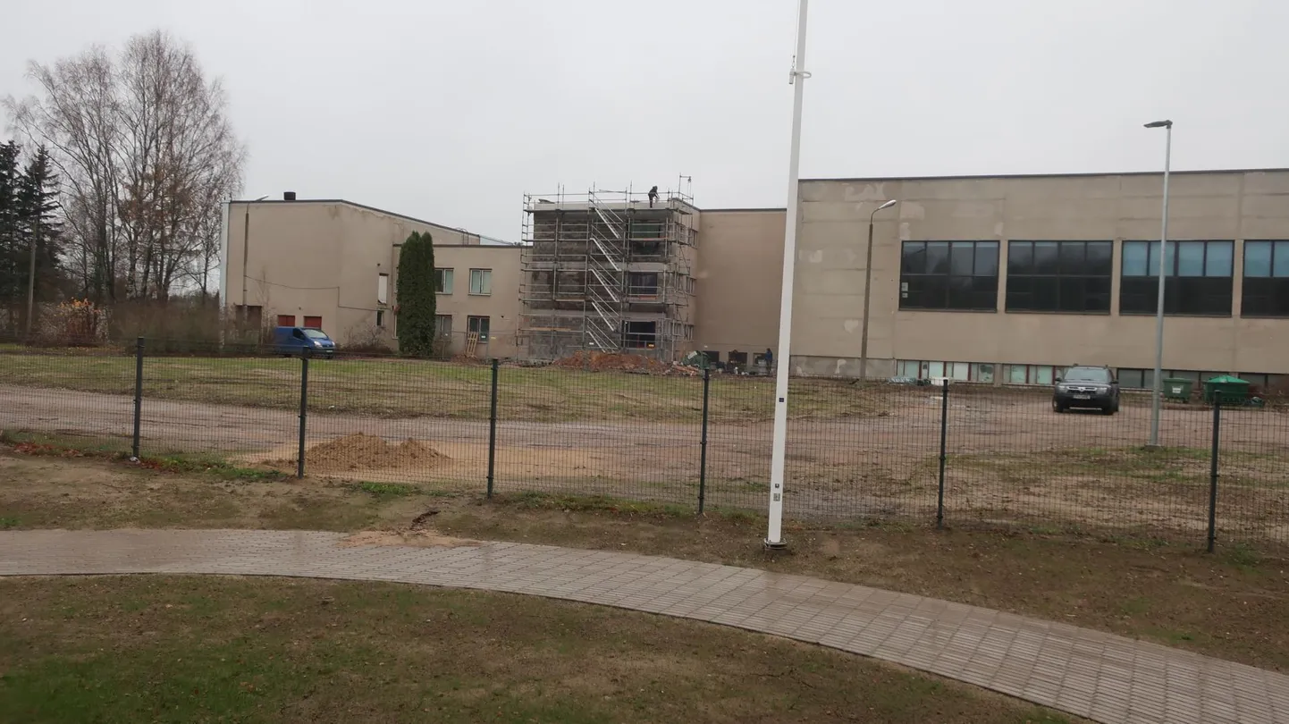 Vaade koolihoonele Põlva uue hooldekodu õuest