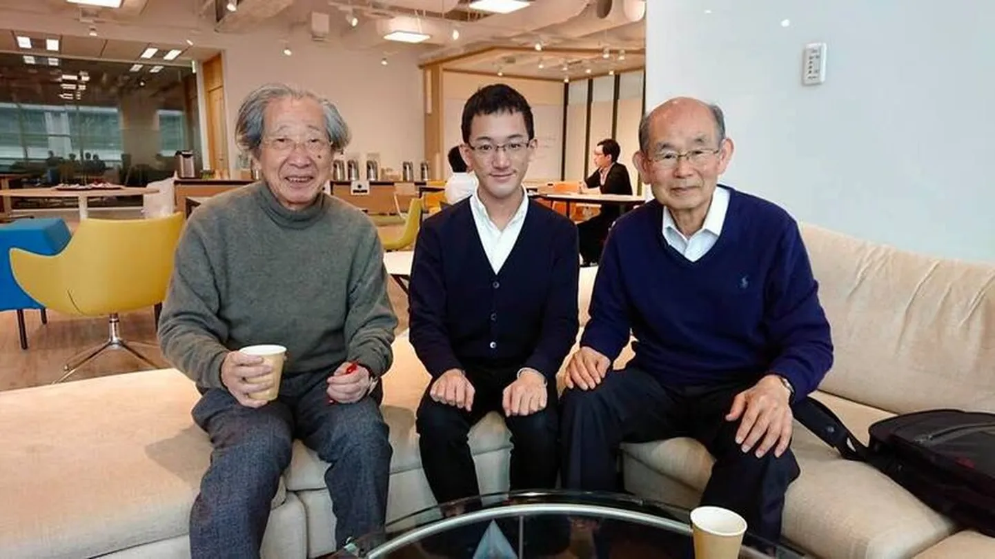 Prof. Amari (vasakul) ja Prof. Fukushima (paremal) koos järeldoktorandiga 2018 a.