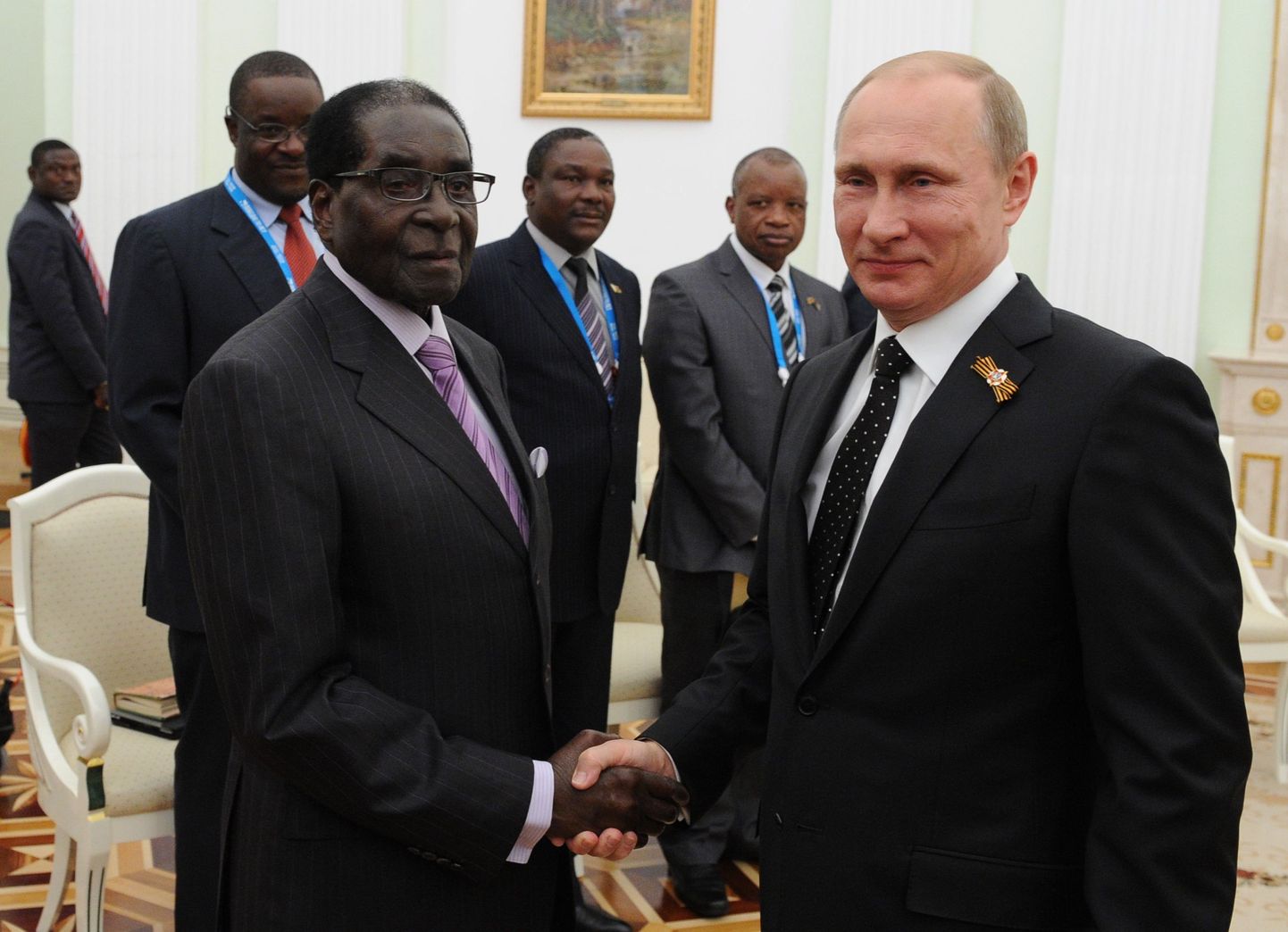 Роберт Мугабе (слева) и Владимир Путин.