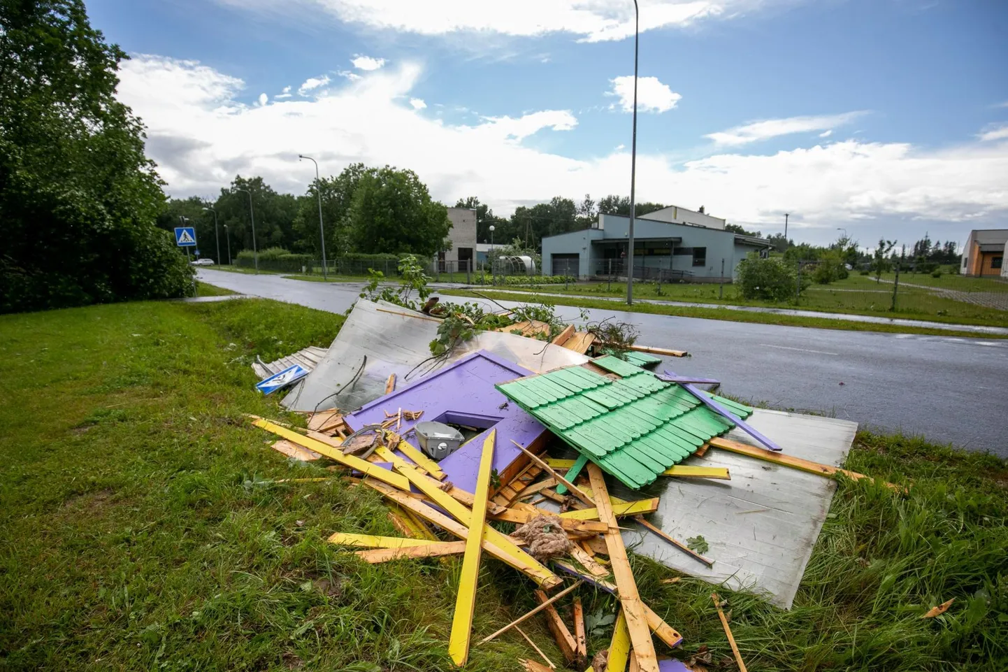 Vinni perekodu tabanud keeristorm viis kaasa laste mängumaja, lõhkus kasvuhooneid ja murdis puid.