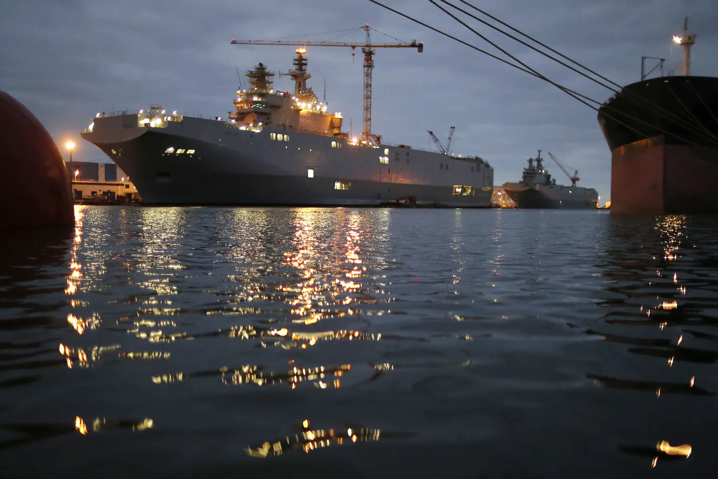 Mistral-tüüpi dessantlaevad Sevastopol ja Vladivostok (taga paremal) Prantsusmaal STX Les Chantiers de l'Atlantique'i laevatehases.