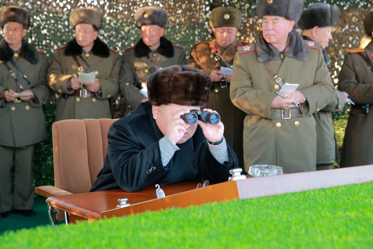 Põhja-Korea juht Kim Jong-un vaatab binokliga pealt raketikatsetust / Scanpix
