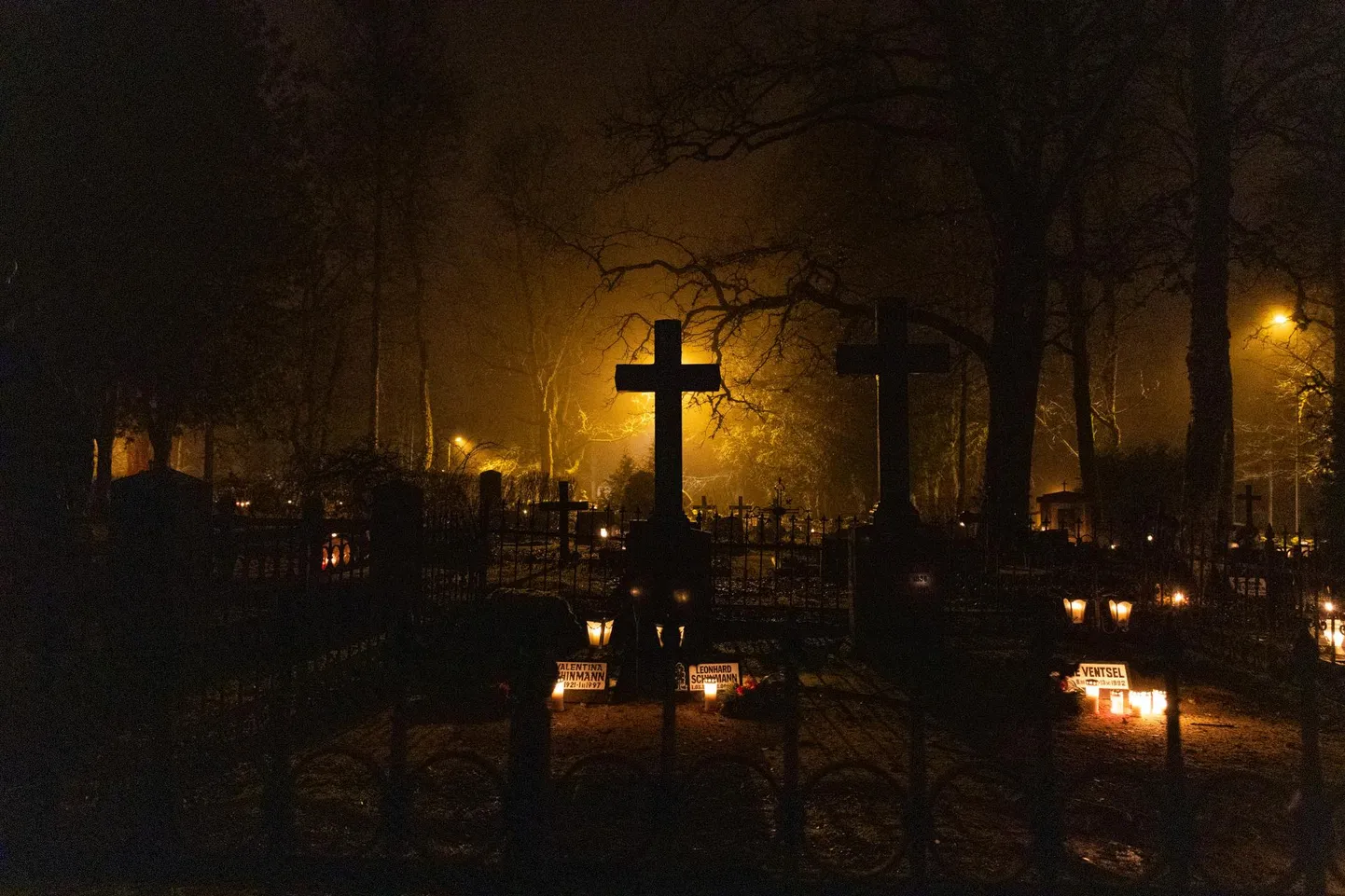 Suure-Jaani kalmistu oli 24. detsembri õhtul küünlaid ja laternaid täis.