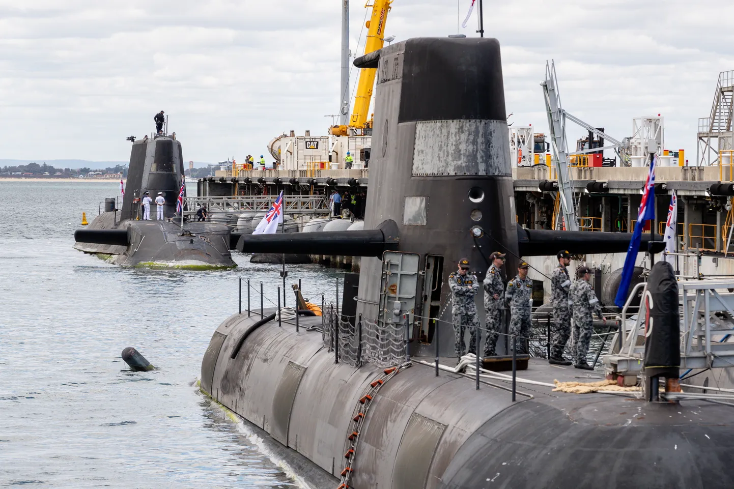 Austraalia Collinsi klassi allveelaev (esiplaanil) ja Briti tuumaallveelaev HMS Astute (tagaplaanil) Austraalia mereväebaasis Perthis. 29. oktoober 2021.