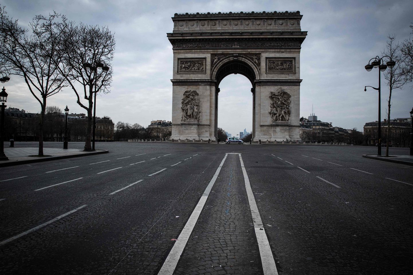 Inimtühi Prantsusmaa pealinn Pariis. Pildil The Arc de Triomph 17. märtsil 2020. Prantsuse valitsus kehtestas karmid koroonapiirangud ja sulges riigi
